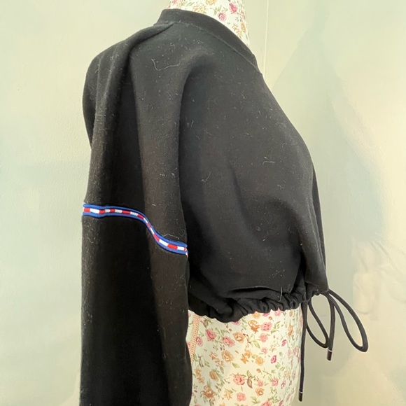 Cropped drawstring black crew neck sweater - Picture 2 of 3
